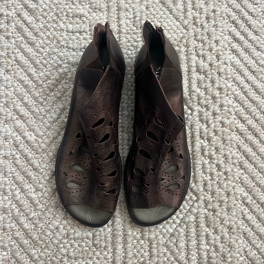 Sesto Meucci Bronze Metallic Leather Laser Cut Ankle Booties Wedge Womens 8M